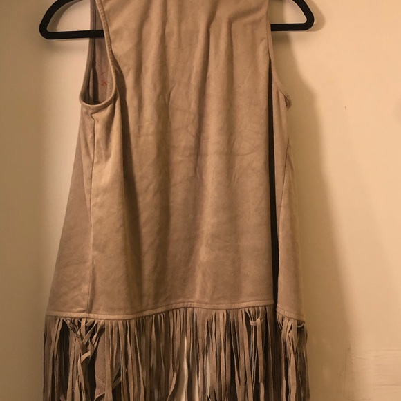 Decree Sleeveless Fringe Vest - Picture 2 of 3
